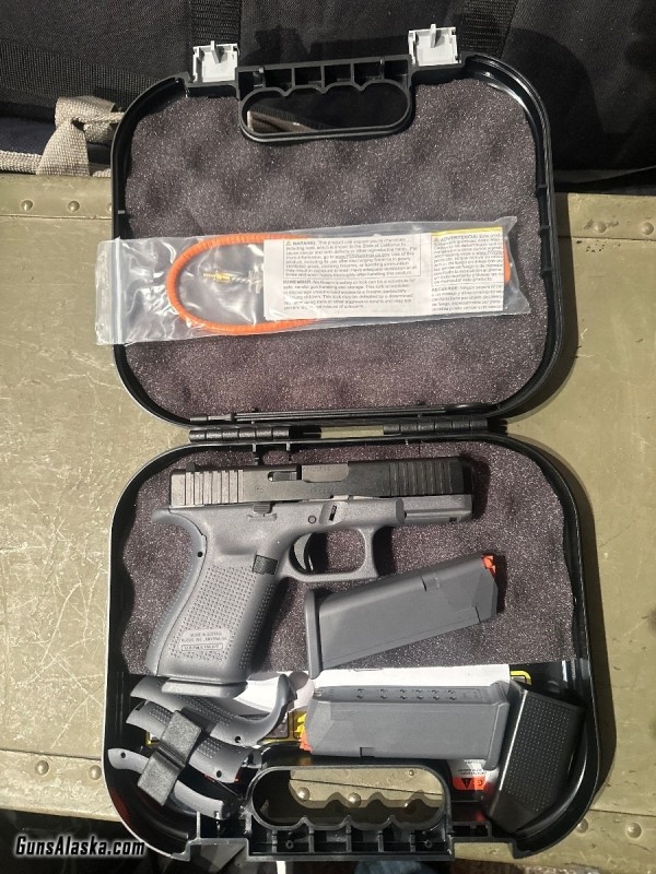 NIB Glock 19 Gen 5 3 mags